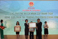 Thứ trưởng Bộ Tài chính 
Trần Xuân Hà trao tặng Bằng khen cho các tập thể và cá nhân có thành tích đóng góp trên thị trường TPCP 