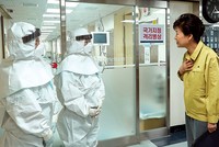 Tổng thống Hàn Quốc kiểm tra Trung tâm Y tế quốc gia chống dịch MERS, Hàn Quốc là điểm “nóng” của dịch bệnh