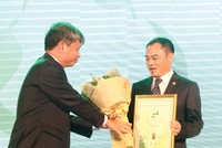 Năm 2014, Thứ trưởng Bộ Kế hoạch và Đầu tư Nguyễn Thế Phương trao giải DN có Báo cáo phát triển bền vững tốt nhất cho Tập đoàn Bảo Việt.