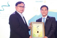 Ông Nguyễn Sơn, Vụ trưởng Vụ Phát triển thị trường, UBCK trao giải Ba BCTN có nội dung quản trị công ty tốt nhất cho đại diện Tập đoàn Bảo Việt