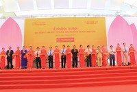 Đại diện nhà đầu tư và đại biểu cắt băng khánh thành Nhà máy Tôn Hoa Sen Nghệ An tại KCN Nam Cấm