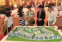 Một bộ phận người dân có thu nhập khá đã chọn bất động sản là một kênh đầu tư thay vì gởi tiền vào ngân hàng.