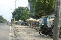 Chân Dự án Gemek Tower biến thành khu “chợ” bất động sản theo đúng nghĩa đen, với sự tham gia của 3 đơn vị phân phối và vài chục nhân viên bán hàng túc trực.