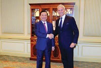 Bộ trưởng Đinh Tiến Dũng bắt tay Tổng giám đốc AIA Việt Nam trong niềm tin cơ hội hợp tác kinh tế Việt Nam - Hoa Kỳ sẽ ngày càng được cụ thể hóa