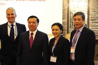 Từ trái qua phải: Tổng giám đốc AIA Việt Nam Wayne Besant; Bộ trưởng Đinh Tiến Dũng, Đại sứ Việt Nam tại Liên Hợp quốc Nguyễn Phương Nga và Cục trưởng Cục giám sát bảo hiểm Phùng Ngọc Khánh tại Hội nghị 