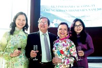 Nụ cười rạng rỡ của những người đã gắn bó với TTCK Việt Nam từ ngày đầu sơ khai ấy
(Từ trái sang: Bà Nguyễn Thị Liên Hoa, Phó Chủ tịch UBCK; ông Đỗ Văn Trắc, Phó chủ tịch SACOM; bà Nguyễn Thị Mai Thanh, Chủ tịch REE và bà Phan Thị Tường Tâm, Tổng giám đố