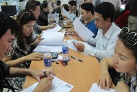 Người dân và doanh nghiệp làm thủ tục ở cơ quan thuế - Ảnh: Ánh Hồng