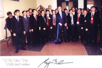 Tấm ảnh lưu niệm của Tổng thống Mỹ George Bush với lãnh đạo HOSE và lãnh đạo các DN niêm yết trong chuyến thăm Sở năm 2006 có bút tích của Tổng thống ký tặng ông Đỗ Văn Trắc, Chủ tịch Sacom