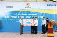 Bộ trưởng Đinh Tiến Dũng trao tặng quà cho thầy và trò nhà trường