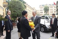 Bộ trưởng Bộ GTVT Đinh La Thăng đón cựu Thủ tướng Anh Tony Blair vào tháng 3/2015
 