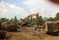 Xe tải, máy xúc vẫn ngày đêm khai thác đá trái phép tại núi đá Mồ Côi