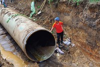 Ngày 13/8 vừa qua, đường ống nước Sông Đà tiếp tục vỡ lần thứ 13