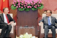 Chủ tịch Quốc hội Nguyễn Sinh Hùng tiếp Chủ tịch Ủy ban thương mại quốc tế của Nghị viện châu Âu Bernd Lange