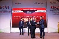 Thứ trưởng Bộ Kế hoạch và Đầu tư Đặng Huy Đông (bên phải) trao Kỷ niệm chương Thương vụ IPO tiêu biểu năm 2014 - 2015 cho đại diện Đạm Cà Mau