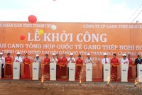 Phó thủ tướng Hoàng Trung Hải và các đại biểu bấm nút khởi công Cảng tổng hợp quốc tế Gang thép Nghi Sơn