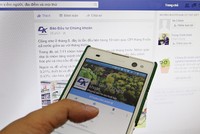Nhiều nhà đầu tư luôn bật Facebook để cập nhật thông tin