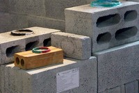 Dù được sự hỗ trợ của chính sách, nhưng gạch không nung vẫn rất vất vả khi phải cạnh tranh với gạch nung - Ảnh: Hoài Nam