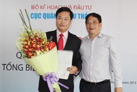 Ông Phạm Mạnh Cường, Vụ trưởng Vụ tổ chức cán bộ, Bộ Kế hoạch và Đầu tư (phải) trao quyết định cho ông Đỗ Xuân Khánh giữ chức vụ Tổng biên tập Báo Đấu thầu