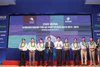 Nỗ lực minh bạch trong kinh doanh và đứng vững trong hội nhập là những mục tiêu của nhiều DN đại chúng - Trong ảnh: vinh danh 10 DN có tiến bộ nhất về điểm minh bạch trên HNX 2015