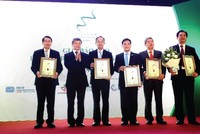 Khích lệ nỗ lực minh bạch và hướng đến cộng đồng của các DN, từ năm 2013, Cuộc bình chọn Báo cáo thường niên do HOSE, Báo ĐTCK đồng tổ chức trao giải thưởng cho các DN có báo cáo phát triển bền vững tốt nhất (Trong ảnh: PVD, FPT, VNM, Imexpharm, BVH được 