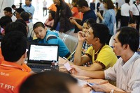 FPT hỗ trợ người dân mua vé tàu Tết 2016