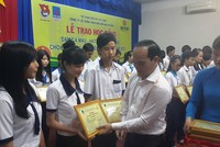Đạm Cà Mau trao học bổng cho học sinh, sinh viên nghèo
