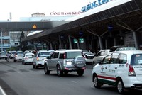 Dịch vụ đón taxi sân bay cũng bị hành khách phàn nàn. Ảnh: Hữu Công