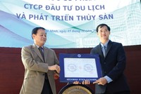 Ông Lê Văn Chính (phải), Tổng giám đốc Trisedco nhận quyết định niêm yết từ Chủ tịch HOSE Trần Đắc Sinh