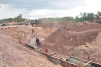 Các đơn vị thi công vẫn đang nỗ lực thi công tại các điểm đã được bàn giao mặt bằng. Ảnh: Thu Hồng