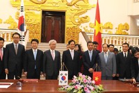 Thủ tướng Chính phủ Nguyễn Tấn Dũng chứng kiến Lễ ký chính thức Hiệp định Thương mại tự do Việt Nam – Hàn Quốc (VKFTA) ngày 5/5/2015 tại Hà Nội