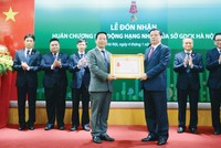 Thừa ủy quyền của Chủ tịch nước, Bộ trưởng Đinh Tiến Dũng trao Huân chương Lao động Hạng Nhất cho HNX