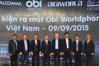 Ông Đoàn Hồng Việt, CEO DGW (đứng thứ 3 từ trái sang) và ông John Sculley, cựu CEO Apple trong sự kiện ra mắt sản phẩm Obi tại Việt Nam