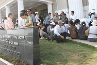 Cảnh nhà đầu tư xếp hàng trước Sở giờ không còn nữa, nhưng bức ảnh cho thấy, chứng khoán hấp dẫn mọi tầng lớp, không kể trẻ hay già