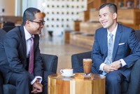 Ông Lý Nhơn, Phó tổng giám đốc Tài chính (bên phải) và ông Lê Thành Nam, chuyên gia định phí được chỉ định của Công ty Bảo hiểm AIA Việt Nam là hai trong số ít các chuyên gia định phí trên thị trường bảo hiểm nhân thọ Việt Nam