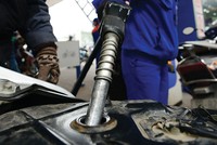 Cung vượt cầu, giá dầu khó đảo chiều