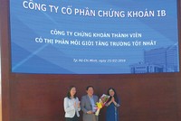 Bà Nguyễn Thị Liên Hoa, Phó Chủ tịch UBCK và bà Nguyễn Thị Tường Tâm, Tổng giám đốc HOSE chúc mừng IBSC có thị phần tăng trưởng mạnh nhất trên HOSE năm 2015