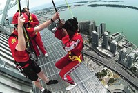 Một trò chơi mạo hiểm từ trên cao tại 
Tháp truyền hình CN ở Toronto, Canada