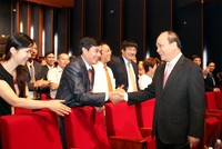 Thủ tướng Nguyễn Xuân Phúc giao lưu với các doanh nhân tại Đại hội đại biểu toàn quốc Hội Doanh nhân trẻ Việt Nam lần thứ V (2014)