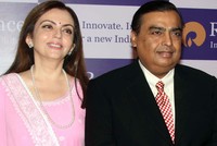 Cuối năm 2015 và đầu năm 2016, hình ảnh bà luôn sát cánh bên chồng xuất hiện thường xuyên tại Reliance.