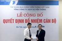 Ông Phạm Đức Long, Tổng giám đốc Tập đoàn VNPT (bên phải, áo đen) trao Quyết định bổ nhiệm cho ông Phạm Anh Tuấn (bên trái, áo trắng).