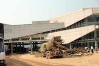 Nhà liên hợp cửa khẩu quốc tế Cầu Treo đang tiếp tục được thi công. Ảnh: Thế An