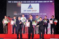 Đại diện Đất Xanh nhận giải thưởng Top 5 Công ty tư vấn môi giới bất động sản 2016