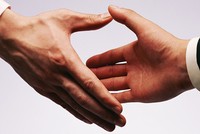 Những cái bắt tay làm nóng thị trường địa ốc