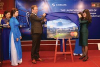 Bà Đinh Thị Thu Thảo - Phó tổng giám đốc Eximbank cùng ông Arn Vogels - Giám đốc Khu vực Đông Dương, MasterCard giới thiệu mô hình Thẻ tín dụng/Ghi nợ Eximbank UEFA Champions League MasterCard