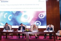 Bà Hà Thu Thanh, Chủ tịch HĐTV Deloitte Việt Nam (ngoài cùng bên phải) phát biểu tại một sự kiện do Deloitte phối hợp với HOSE tổ chức