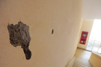 Sự xuống cấp nhanh của các chung cư giá rẻ khiến nhiều người ái ngại. Ảnh: Dũng Minh