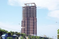 Tòa nhà chung cư cao cấp The Summit Sơn Trà đang làm xấu cảnh quan đô thị vì bỏ hoang quá lâu. Ảnh: H.M