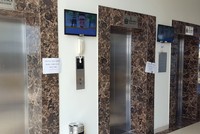 Hai thang máy Tòa HH2D hỏng đã 1 tuần nay và đang đã bị khóa, dán giấy cảnh báo: “Thang máy hỏng đang chờ vật tư thay thế”. Ảnh: Dũng Phạm