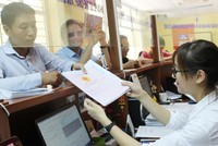 Người dân làm thủ tục tại Văn phòng Đăng ký đất đai Hà Nội.
