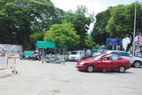 Hàng dài xe đậu ở khu đất dự kiến làm bãi đậu xe ngầm Công viên Lê Văn Tám. Ảnh: Gia Huy